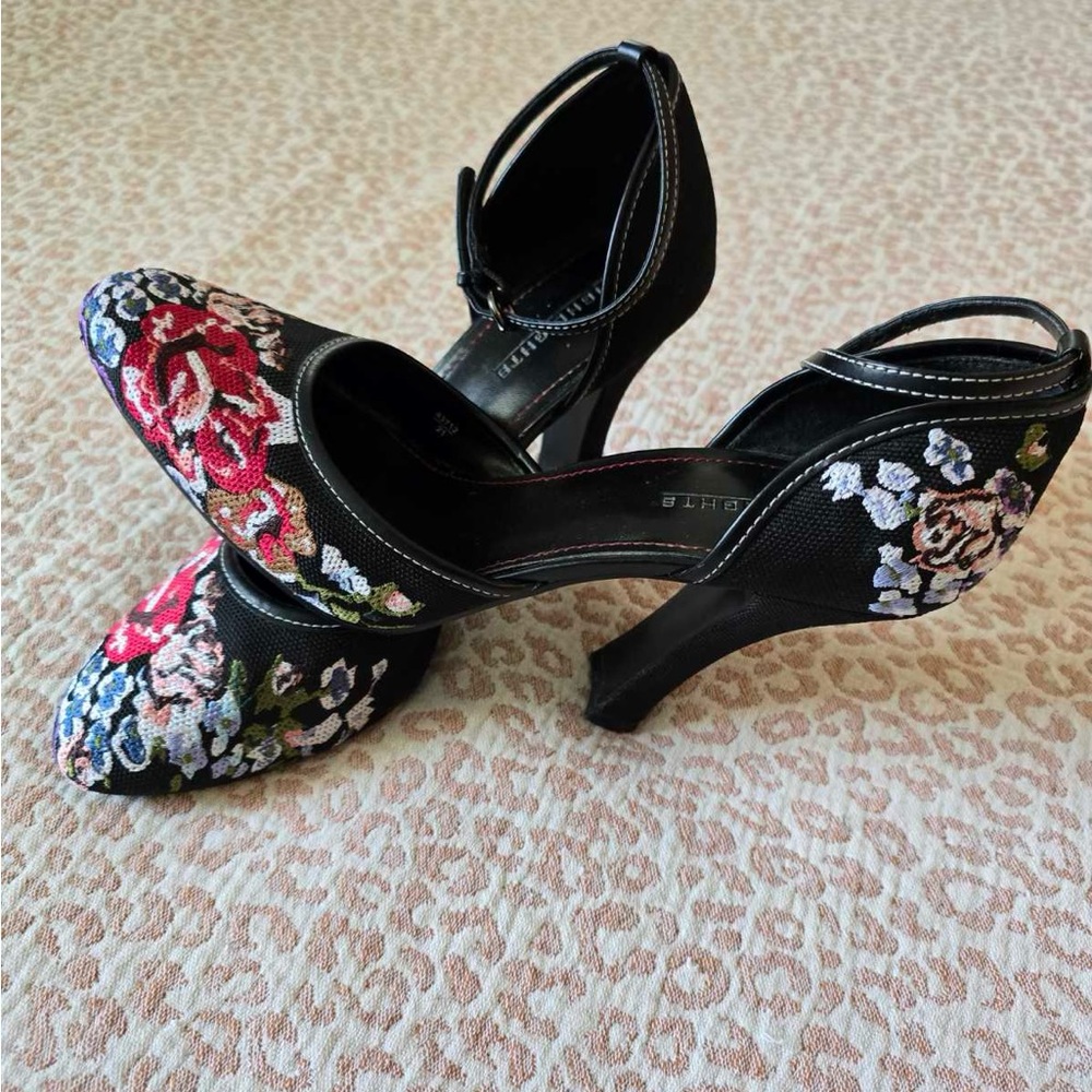 Elegant Black and Red Heels with Stiletto Design